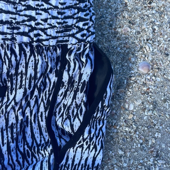 Cynthia Rowley women's shorts size medium black and white pattern Elastic waist - Picture 7 of 7